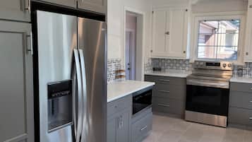 Refrigerador, microondas, horno, placa de cocina