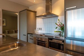 Een koelkast, een microgolfoven, een oven, een kookplaat