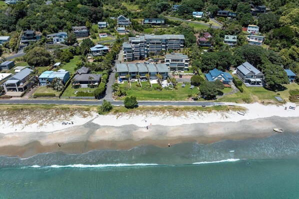 On the beach - The Sands - Apartment 12 Onetangi Beach (Waiheke Island)