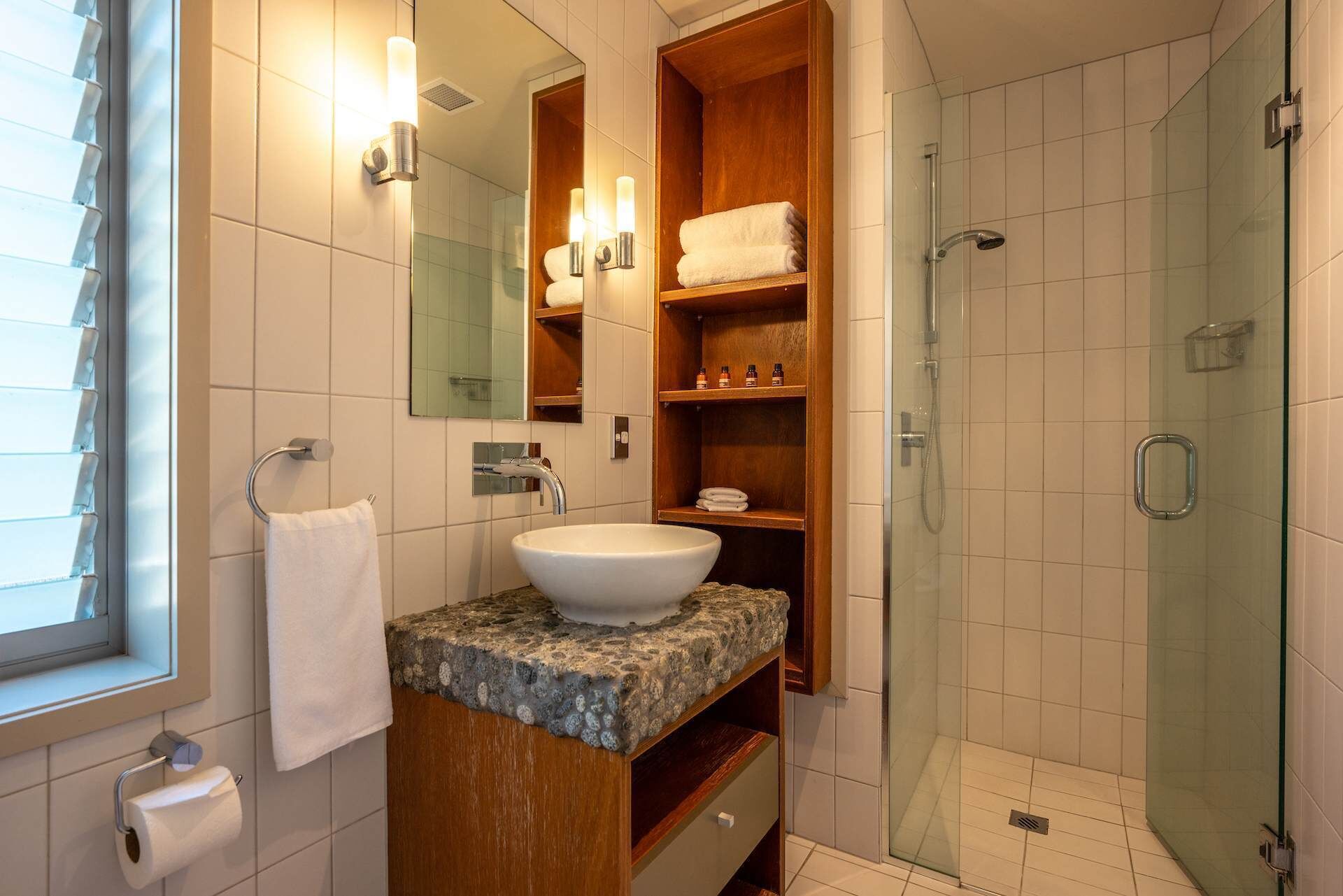 Dusche, Haartrockner, Handtücher, Shampoo