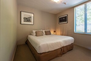 2 bedrooms, iron/ironing board, WiFi