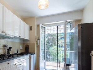 Een koelkast, een microgolfoven, een oven, een vaatwasser