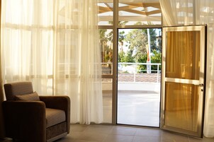 Habitación Deluxe | Minibar, caja fuerte, wifi gratis y ropa de cama