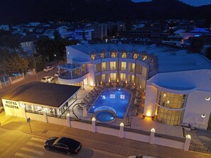 A hotel with a swimming pool, multiple balconies, and a sign reading "HOTEL FELIZYA". - Hotel Felizya (Kemer)