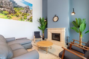 Televisio, takka, pöytäjalkapallopöytä