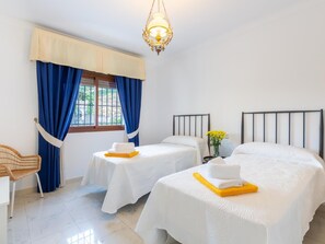 10 bedrooms, iron/ironing board, Internet, bed sheets