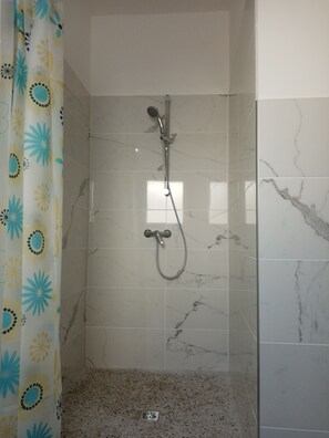 Shower, jetted tub, bidet, towels