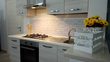 Frigorifero, forno, piano cottura, macchina per tè/caffè