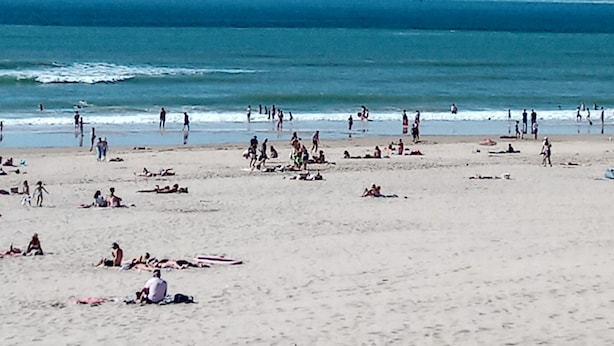 A beach with people sunbathing and swimming. - Vacation home in Soulac near the ocean (Soulac-sur-Mer)