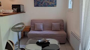 Televisie, een dvd-speler en een tafeltennistafel