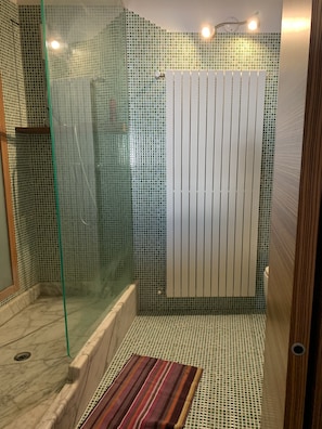 Dusche, Seife, Toilettenpapier