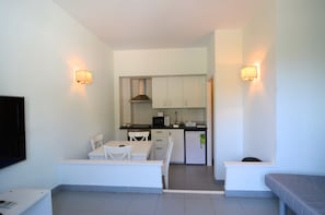 Fridge, microwave, oven, coffee/tea maker