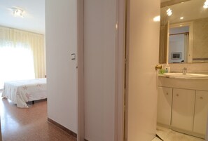 2 bedrooms, iron/ironing board, WiFi, bed sheets - ROCAMAURA III 3-6 (Estartit)
