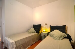 2 habitaciones, tabla de planchar con plancha, wifi y ropa de cama
