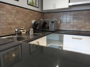 Een koelkast, een microgolfoven, een oven, een kookplaat