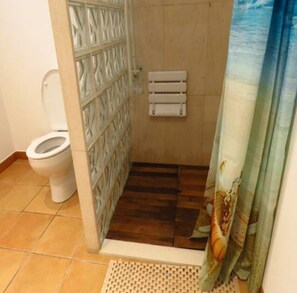 Een douche, een haardroger, handdoeken, toiletpapier