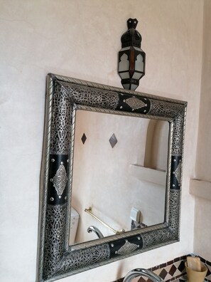 Shower, towels, soap, toilet paper - Villa with beautiful garden and private pool in a quiet location (Marrakech)