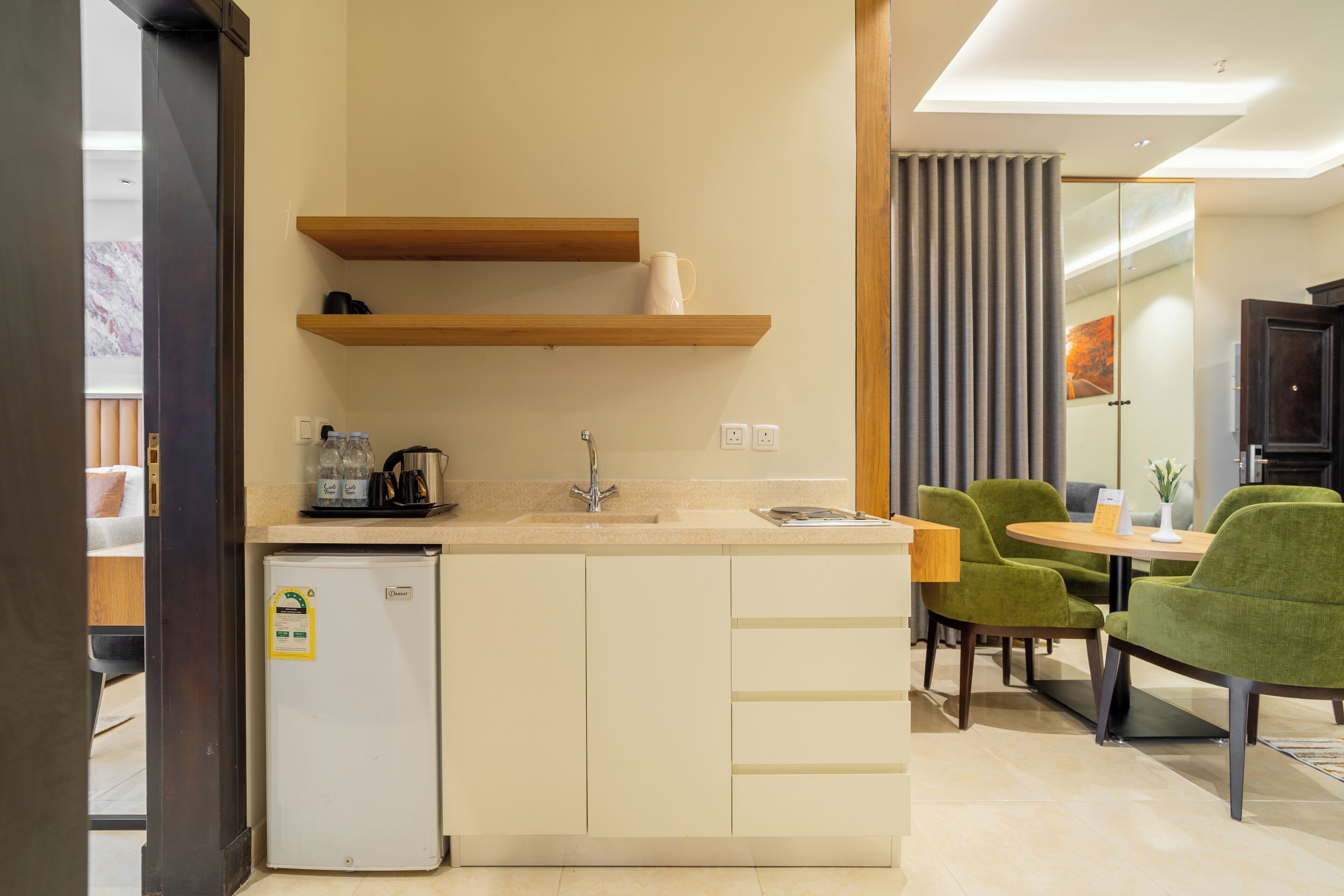 Roupas de cama premium, cofres nos quartos, cortinas blackout