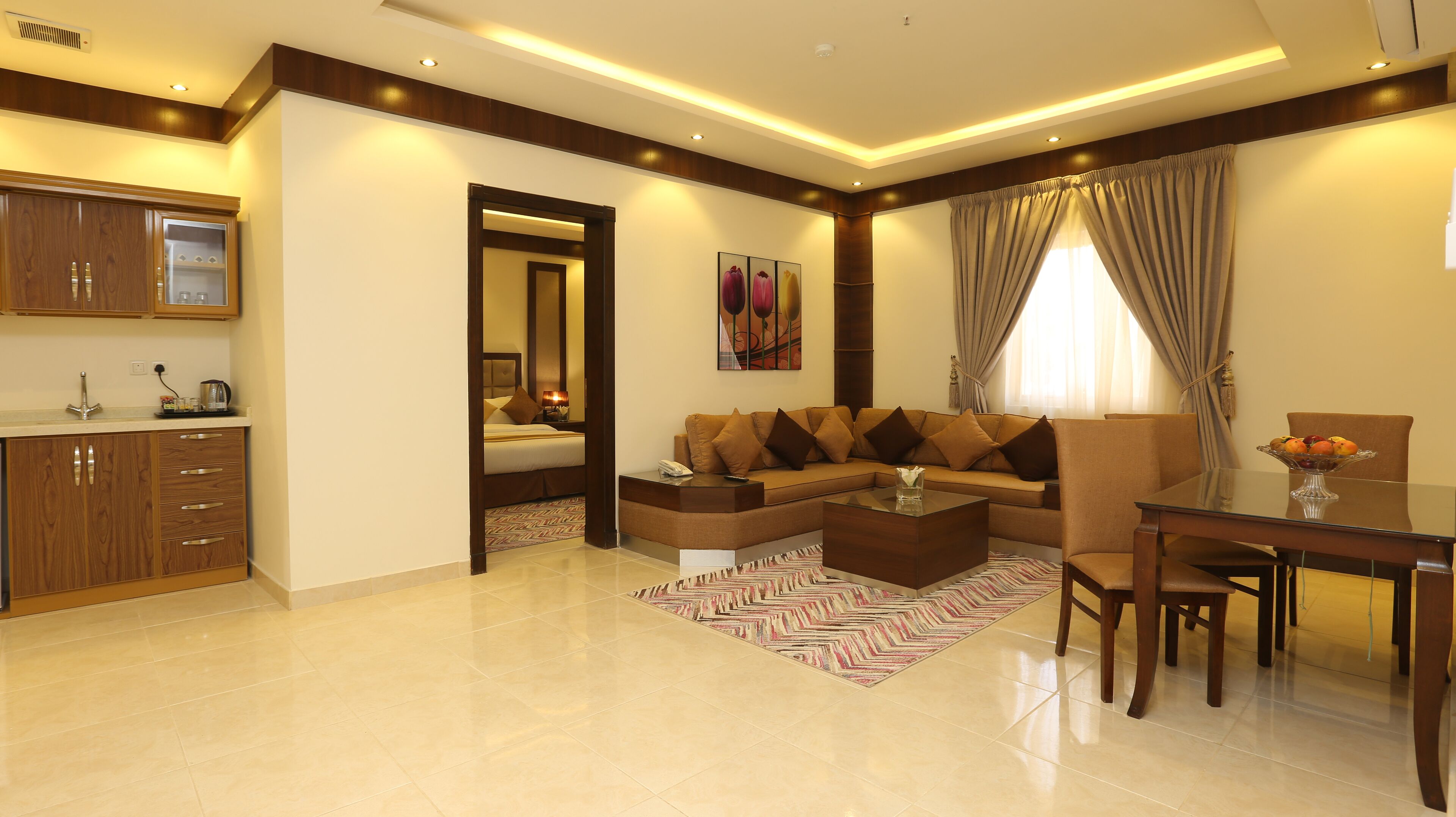 Suite familiar | Área de sala de estar | Televisión LCD de 40 pulgadas con canales vía satélite y televisión 