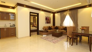 Suite Familiale | Coin séjour | Télévision LCD de 40 pouces avec chaînes par satellite, télévision