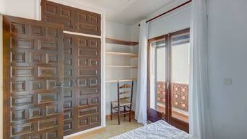 1 chambre, fer et planche Ă repasser