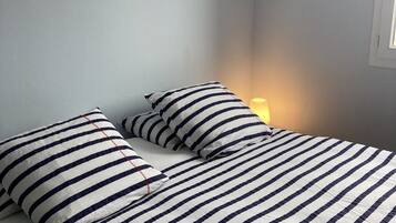 1 slaapkamer, een strijkplank/strijkijzer, gratis wifi, beddengoed