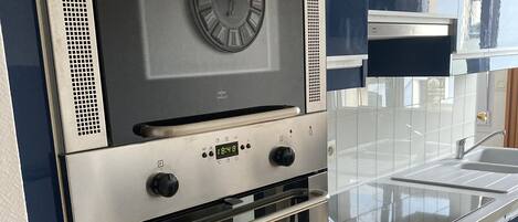 ثلاجة، ميكروويف، فرن، موقد طهي مسطح