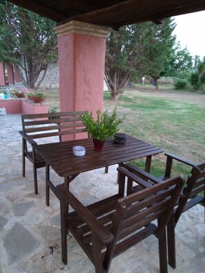 Outdoor dining - Stone House for 6 in vineyard estate (Maxairado)