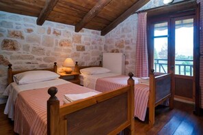 2 bedrooms, WiFi - Stone House for 6 in vineyard estate (Maxairado)
