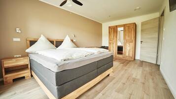 1 bedroom, in-room safe, desk, travel crib