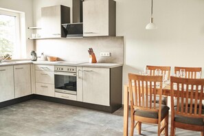 Réfrigérateur, un four, surface de cuisson, lave-vaisselle