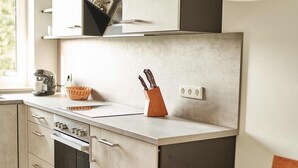 A modern kitchen with a dining area. - Vacation apartment at the Winzerhof with a view of the vineyards. (Stadecken-Elsheim)