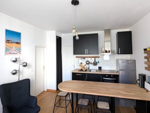 Kjøleskap, mikrobølgeovn, kokeplater og oppvaskmaskin