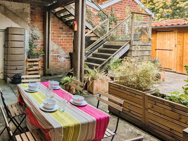 Outdoor dining - Central Arcachon: Modern 2BR Apartment with Terrace, 400m from Beach (Arcachon)