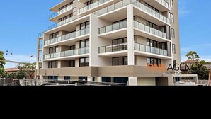 Un edificio de varios pisos con balcones, probablemente un hotel o complejo residencial.