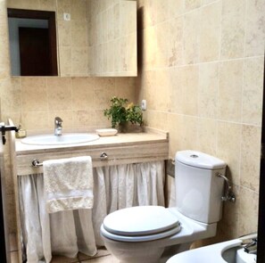 Badewanne, Haartrockner, Bidet, Handtücher