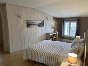 5 bedrooms, desk, iron/ironing board, free WiFi - Charming renovated country house Chéray Oléron ( 3 stars) (saint georges d'oléron)