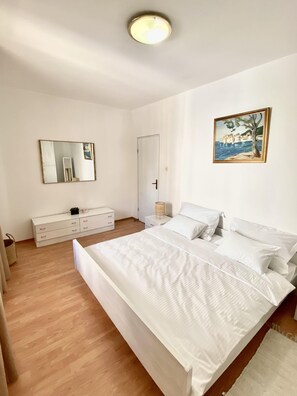 3 camere, una scrivania, ferro/asse da stiro, Wi-Fi gratuito