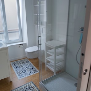 Een douche, een haardroger, zeep, toiletpapier