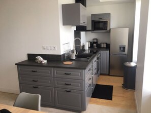 Refrigerador, microondas, horno y parrilla de estufa 