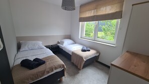 3 slaapkamers, een strijkplank/strijkijzer, reisbedje, gratis wifi