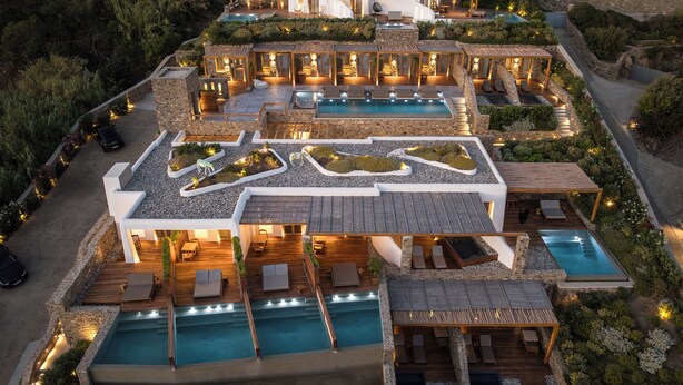 Un resort de luxe amb diverses piscines, zones d'estar a l'aire lliure i un paisatge ben cuidat.