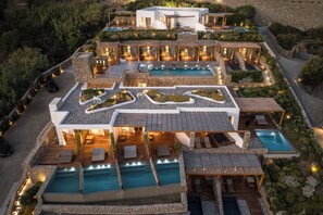 Un resort lujoso con múltiples piscinas, zonas de estar al aire libre y jardines impecables.