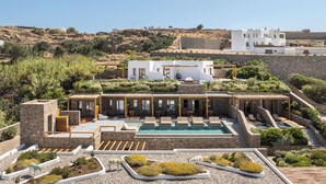 Un complex turístic amb piscina, mobiliari exterior i vistes del paisatge circumdant.