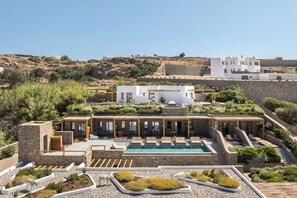 Junior Suite with Shared Pool & Partial Sea View | Terrace/patio - MILEO Mykonos (Mykonos)