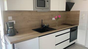 Een koelkast, een microgolfoven, een oven, een kookplaat