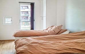 2 bedrooms, travel cot, free WiFi, bed sheets