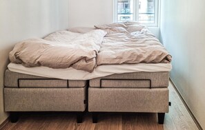 2 bedrooms, travel cot, free WiFi, bed sheets