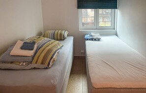 2 bedrooms, travel cot, free WiFi, bed sheets