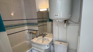Ein Badezimmer mit Badewanne, Waschbecken und Toilette.